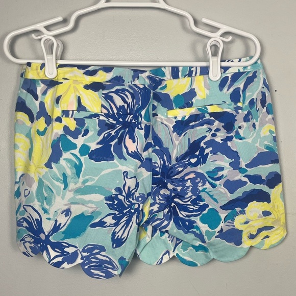 Lilly Pulitzer Ylang Ylang Love Scalloped Hem Side Zip Magnolia Shorts  size 4 - Picture 2 of 6